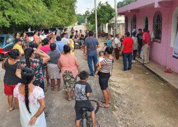 Amigos con Nivardo Mena entregan en “la Esperanza” tonelada y media de maíz a las familias locales