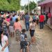 Amigos con Nivardo Mena entregan en “la Esperanza” tonelada y media de maíz a las familias locales