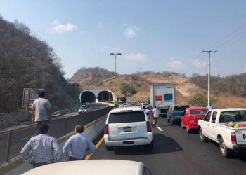 Carretera México-Acapulco: Hay caída de piedras en diversos tramos, conduce con precaucion