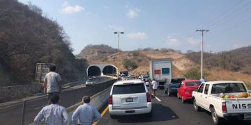 Carretera México-Acapulco: Hay caída de piedras en diversos tramos, conduce con precaucion