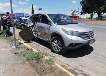 Choque de camioneta de pasajeros en Zaragoza provoca caos vial; se sube al camellón