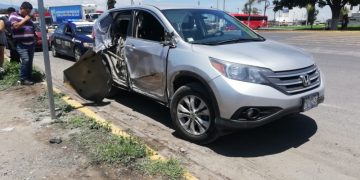 Choque de camioneta de pasajeros en Zaragoza provoca caos vial; se sube al camellón