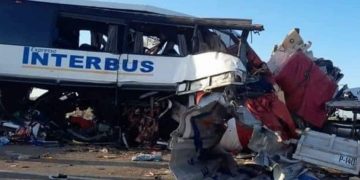 Choque entre autobús un automóvil deja dos personas calcinadas en carretera Chilpancingo-Tixtla