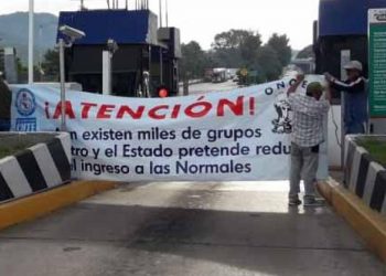 CNTE toma casetas y protesta en zonas bancarias de Michoacán en demanda de pagos