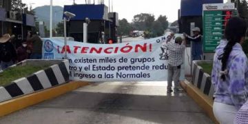 CNTE toma casetas y protesta en zonas bancarias de Michoacán en demanda de pagos