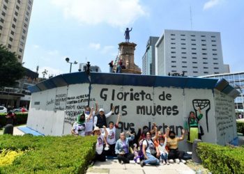 Colectivas feministas instalan “Glorieta de las mujeres que luchan”: FOTOS