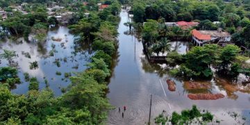 En Tabasco, el embajador de EU Ken Salazar visitó instalaciones migratorias