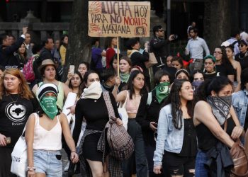 Marcha feminista en la CDMX: Van 18 personas heridas en enfrentamientos, entre policías y civiles