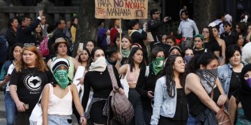 Marcha feminista en la CDMX: Van 18 personas heridas en enfrentamientos, entre policías y civiles