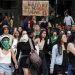 Marcha feminista en CDMX: Mujeres descalabran a transeúnte durante manifestación