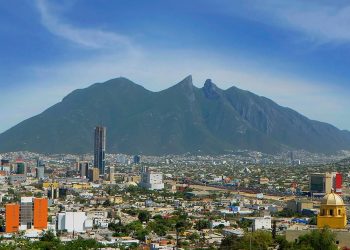 Nuevo León mantiene tendencia a la baja en defunciones y casos Covid-19