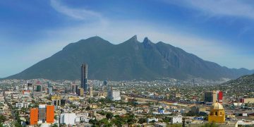 Nuevo León mantiene tendencia a la baja en defunciones y casos Covid-19