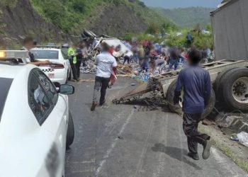 Reportan volcadura de automóvil sobre Candelaria Pérez en Coyoacán; use vías alternas
