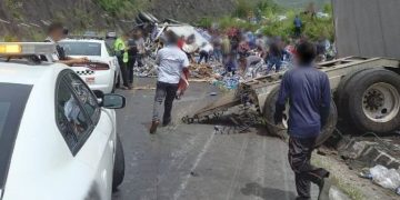 Reportan volcadura de automóvil sobre Candelaria Pérez en Coyoacán; use vías alternas
