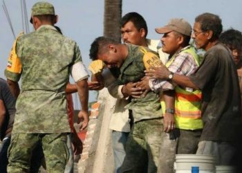 Soldado rompe en llanto al no poder salvar la vida de un perrito atrapado en el Cerro del Chiquihuite: VIDEO