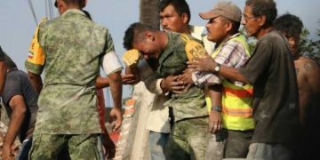 Soldado rompe en llanto al no poder salvar la vida de un perrito atrapado en el Cerro del Chiquihuite: VIDEO