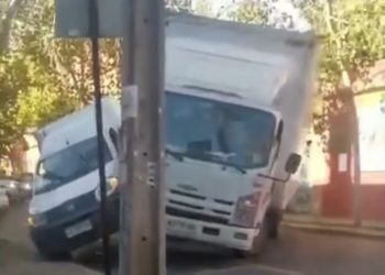 Camión choca en la México-Toluca y colapsa paso a la CDMX, alternativas viales