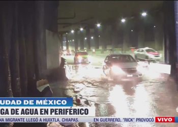 Enorme fuga de agua provoca caos vial en Periférico Norte, a la altura de Fuente de Petróleos