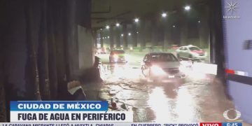 Enorme fuga de agua provoca caos vial en Periférico Norte, a la altura de Fuente de Petróleos