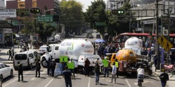 Gaseros reabren la México-Pachuca tras más de 8 horas; paro continuará hoy con estas actividades