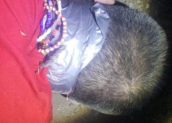 Hallan cuerpo de un hombre colgado en un parque de Neza