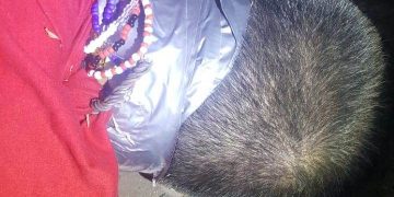 Hallan cuerpo de un hombre colgado en un parque de Neza