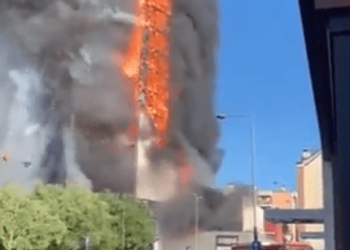 Incendio consume edificio en Lomas de Chamizal, Cuajimalpa: VIDEO