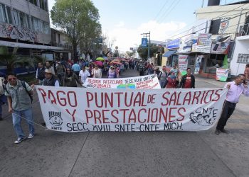 Maestros de Michoacán protestan en visita de AMLO