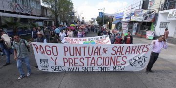 Maestros de Michoacán protestan en visita de AMLO
