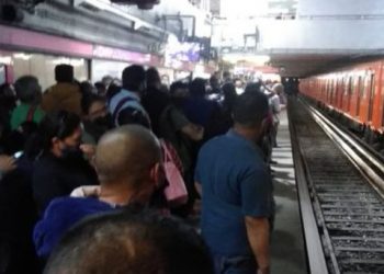 Metro CDMX: Rescatan cuerpo de persona que se arrojó a las vías en la estación Candelaria