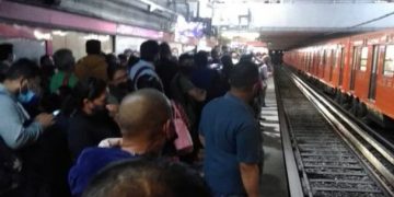 Metro CDMX: Rescatan cuerpo de persona que se arrojó a las vías en la estación Candelaria