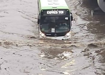 Pachuca: Intensas lluvias provocan socavón de 30 metros en Hidalgo