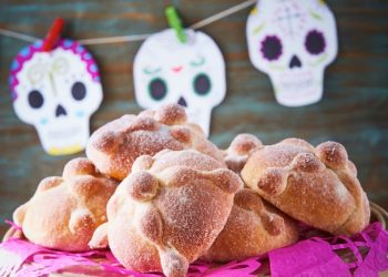 ¿Pan de muerto negro a base de carbón? Tepoztlán ofrece esta genialidad culinaria