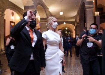 Subastarán vestido que usó Mariana Rodríguez en toma de protesta para apoyar al DIF