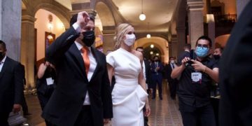 Subastarán vestido que usó Mariana Rodríguez en toma de protesta para apoyar al DIF