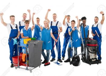 Trabajadores de limpieza en Acapulco son sorprendidos bebiendo en vía pública