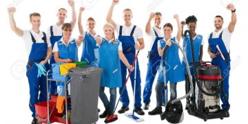 Trabajadores de limpieza en Acapulco son sorprendidos bebiendo en vía pública