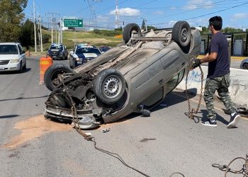 Volcadura de vehículo en Eje 3 Oriente deja dos heridos; afectaciones viales: VIDEO