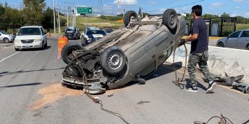 Volcadura de vehículo en Eje 3 Oriente deja dos heridos; afectaciones viales: VIDEO