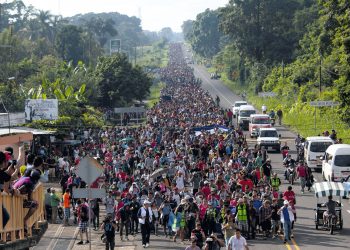 Caravana de migrantes llega a Arriaga, Chiapas; esperan choque con Guardia Nacional en Oaxaca