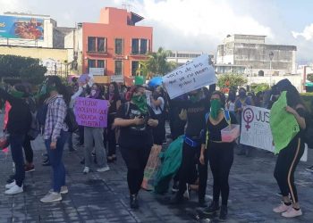 Feministas de Nayarit exigen erradicar la violencia contra la mujer con bicicletas y flores