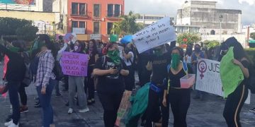 Feministas de Nayarit exigen erradicar la violencia contra la mujer con bicicletas y flores