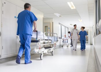 Hospitales públicos y privados son obligados a mostrar sus precios a los pacientes