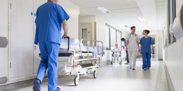 Hospitales públicos y privados son obligados a mostrar sus precios a los pacientes