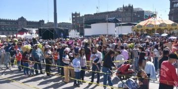 Abarrotan Zócalo de la CDMX por verbena navideña