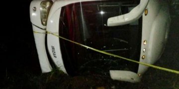 ACTUALIZACIÓN: 3 muertos y 30 heridos es el saldo de la volcadura de un camión en Veracruz