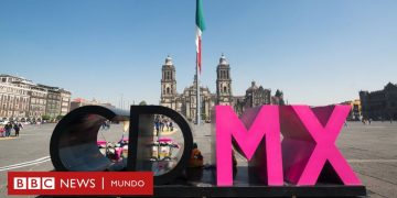 CDMX: Así fue el MOMENTO EXACTO en que una mujer salió volando de un auto en movimiento | VIDEO