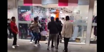 Farderos desatan pelea campal contra guardias de seguridad en Parque Delta | VIDEO