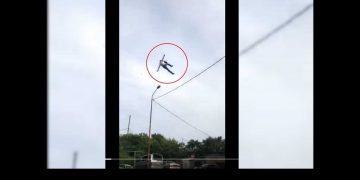 Hombre cae del tercer piso de una plaza en Nuevo León en plena Navidad | VIDEO
