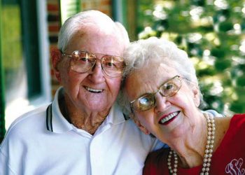 Mayores de 65 años recibirán tercera dosis a partir del martes 7 de diciembre